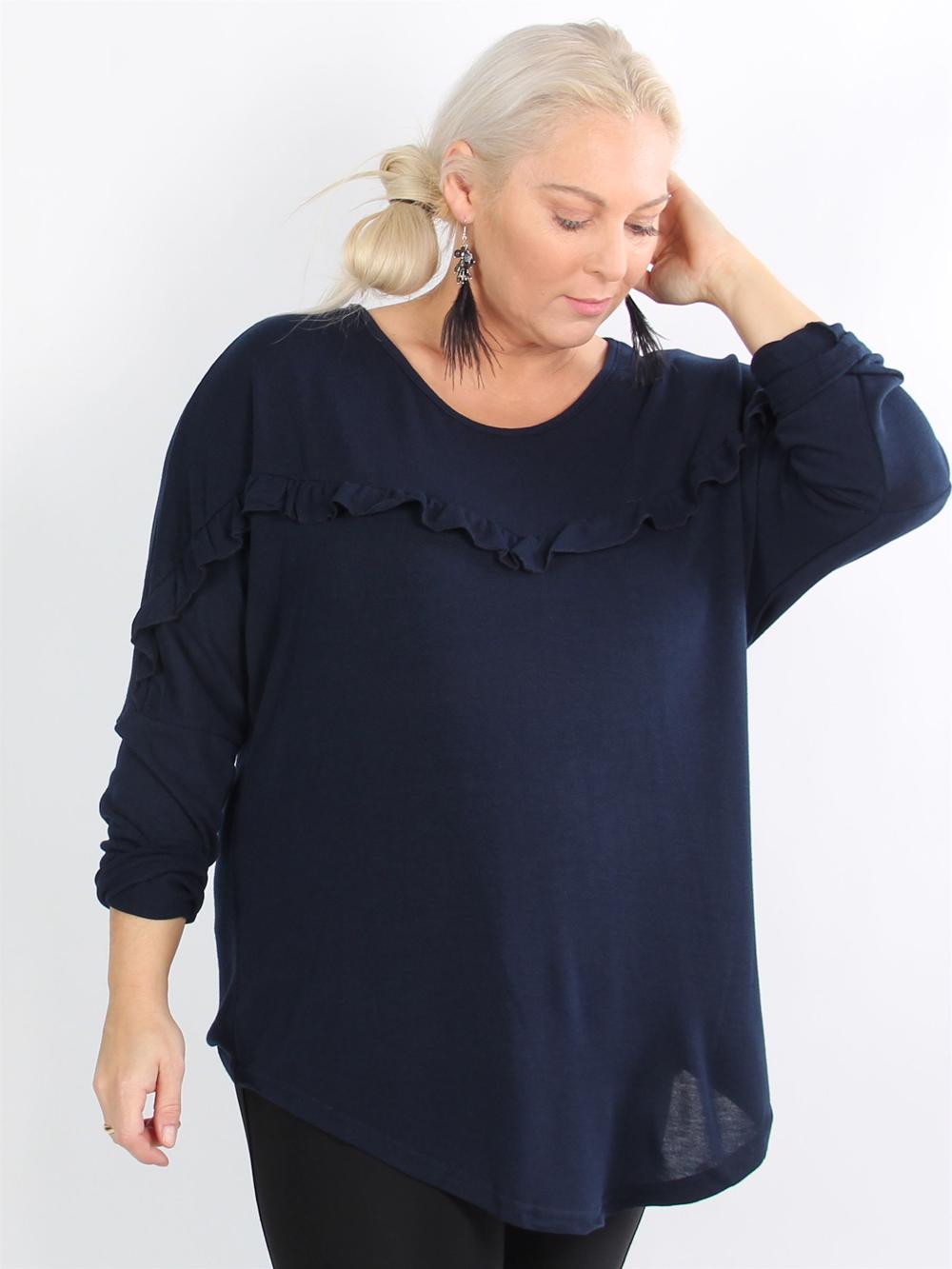 Kiki - Svart lätt stickad med volang över bröstet